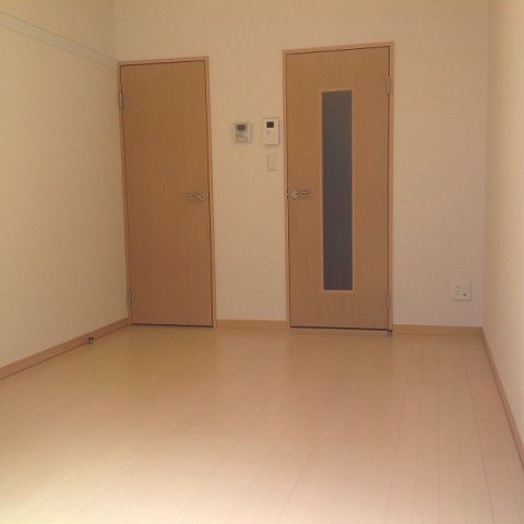 レオパレスリモーネ６の居間・リビング|備品は部屋毎に異なります。１Ｆのみフローリング