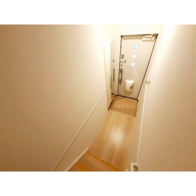 岐阜市粟野東３丁目のアパートの玄関
