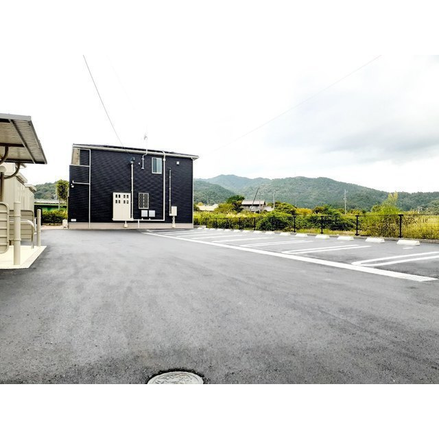 岐阜市粟野東３丁目のアパートの駐車場