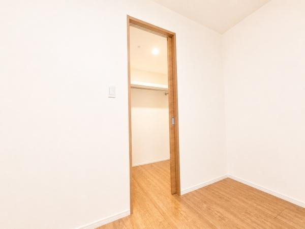 プレシス横濱山手パークフロントの収納|WICでお部屋もスッキリと利用できます！
洋服以外にも収納できるのは嬉しいポイント！