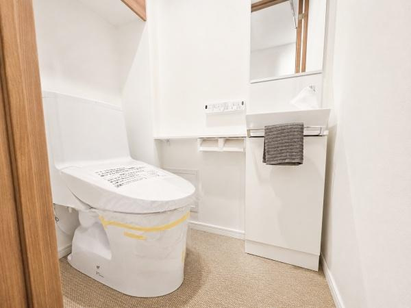 プレシス横濱山手パークフロントのトイレ|清潔感のある内装のすっきりとしたデザインのトイレです。
水周りが綺麗だと安心ですね。
