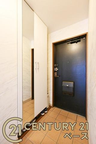 タワーヒルズ西大和の玄関|■現地撮影写真■すっきりとした明るい玄関が家族やお客様を迎えてくれます！