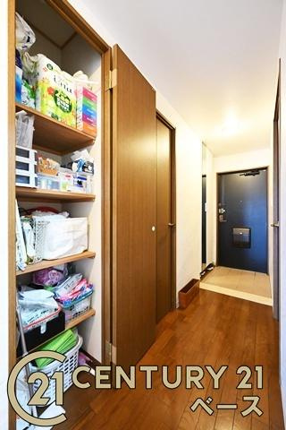 タワーヒルズ西大和のその他|■現地撮影写真■廊下にも物入がありマスク等生活用品の収納に便利です！
