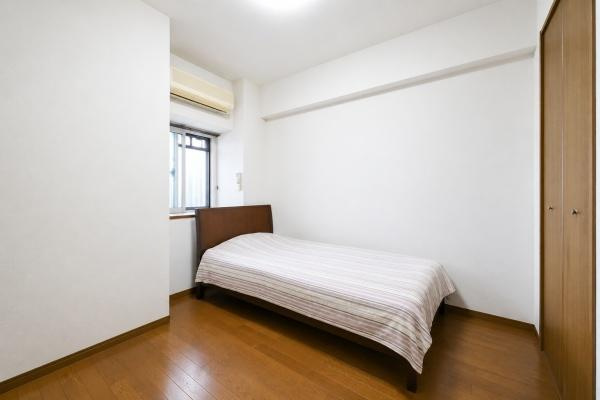タワーヒルズ西大和の洋室|■現地撮影写真■各居室に収納スペースがあり、お荷物の多いご家族でも大丈夫です！