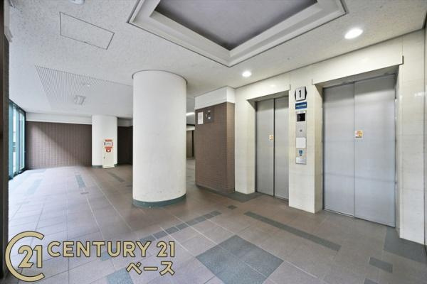 タワーヒルズ西大和のエントランス|■現地撮影写真■広々開放感溢れる現地！エレベーター2基あり！