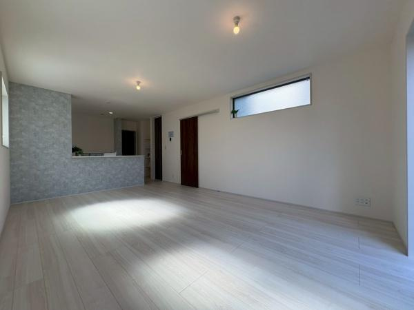 大和市福田の新築一戸建の居間・リビング|広々としたリビングは大きな窓があり自然光がたっぷり入ります。シンプルな色調で統一された空間が落ち着いた雰囲気を演出しています。