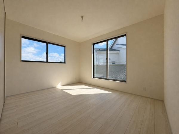 大和市福田の新築一戸建の洋室|2F洋室7.0帖。大きな窓からバルコニーへの出入りが可能。