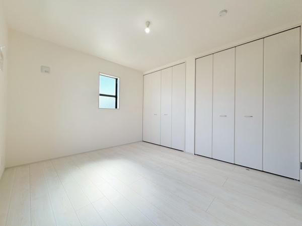 大和市福田の新築一戸建の洋室|バルコニーに面し他大きな窓から明るい光が差し込む洋室です。ナチュラルなフローリングとアクセントクロスが調和し開放感のある空間になっています。収納スペースもしっかり確保されています。