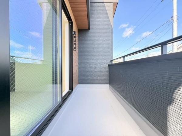 大和市福田の新築一戸建のバルコニー|バルコニーは直線的な形状ですっきりとした印象です。窓が隣接しているため室内へも自然光が入りやすくなっています。