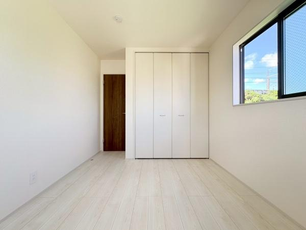 大和市福田の新築一戸建の洋室|明るくすっきりとした洋室です。シンプルな内装でインテリアのアレンジがしやすいです。ナチュラルな床材で落ち着いた雰囲気となっています。