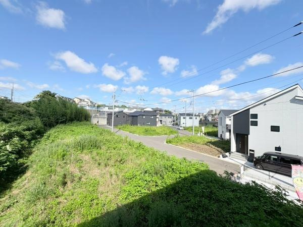 大和市福田の新築一戸建のその他|青空と緑が広がる現地からの眺望です。住宅や植栽の整った街並みが広がり開放感を感じられます。建物が隣接しておらず日当たりの良い環境が魅力的です。
