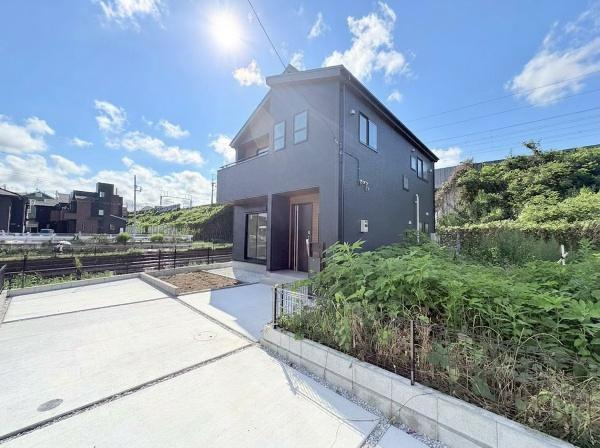 大和市福田の新築一戸建の駐車場|大型バイクや自転車も余裕で置けるスペースがあります。