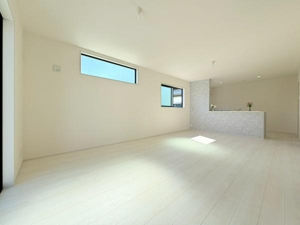 大和市福田の新築一戸建の居間・リビング|リビングダイニングには広々とした空間が広がっており大きな窓から自然光がたっぷり入ります。キッチンと一体になったレイアウトも魅力的です。