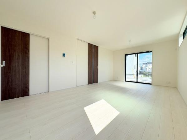 大和市福田の新築一戸建の居間・リビング|リビングダイニングには広々とした空間が広がっており大きな窓から自然光がたっぷり入ります。
