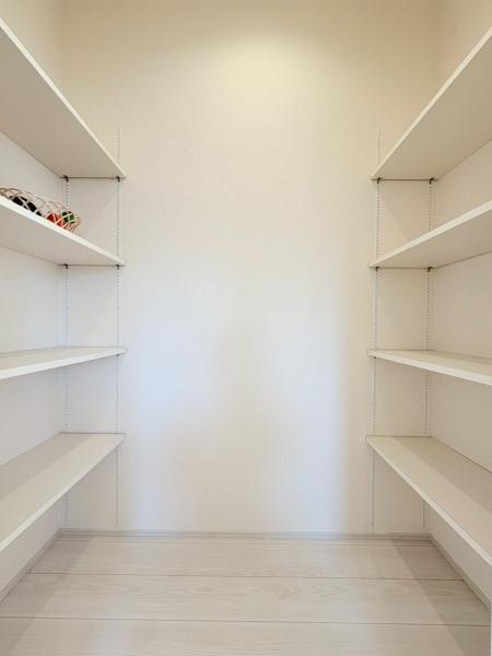 大和市福田の新築一戸建のキッチン|キッチンの横には高さ調整可能なパントリーが設置してあります。