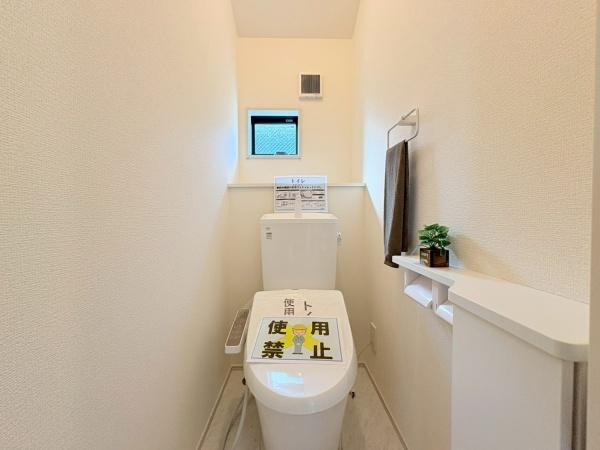 大和市福田の新築一戸建のトイレ|1F、2Fともに多機能パネル付。