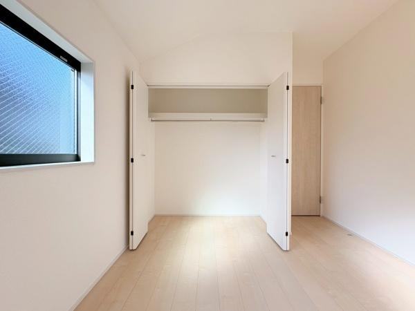 大和市福田の新築一戸建の収納|2F洋室5.34帖には広々とした収納スペースで空間をすっきりと活用することができます。長さのあるアイテムも収納しやすい内部構造が特徴です。