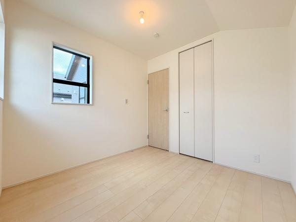 大和市福田の新築一戸建の洋室|シンプルなデザインの洋室です。床は木目調で清潔感があります。収納スペースも備えています。壁や天井も白を基調としており落ち着いた雰囲気です。