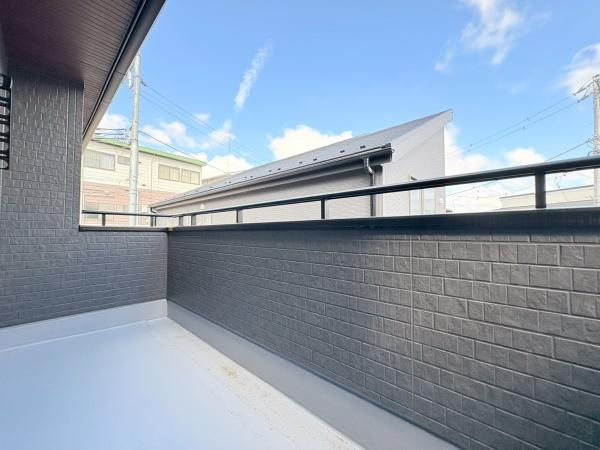 大和市福田の新築一戸建のバルコニー|お布団やご家族の洗濯物が干せるスペースがあるバルコニー。