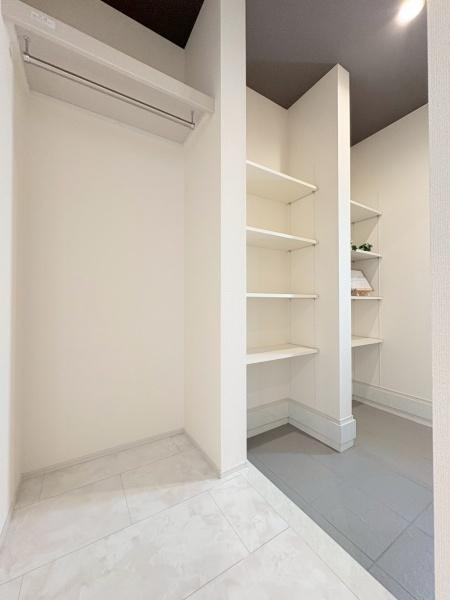 大和市福田の新築一戸建の収納|玄関にはシューズインクロークがあり、ベビーカーなど収納可能です。