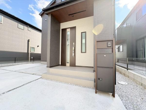大和市福田の新築一戸建の玄関|明るい色合いの玄関が柔らかな印象を与えます。