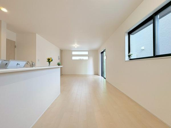大和市福田の新築一戸建の居間・リビング|リビングダイニングには広々とした空間が広がっており大きな窓から自然光がたっぷり入ります。キッチンと一体になったレイアウトも魅力的です。