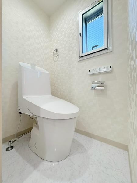 グリーンハイムいずみ野２２号棟のトイレ|窓があり換気に配慮したトイレ空間です。清潔感のあるホワイトで統一されています。温水洗浄便座付き。壁面リモコンで操作が簡単です。床もお手入れしやすい素材が使用。ゆとりあるスペースでリラックスできます。