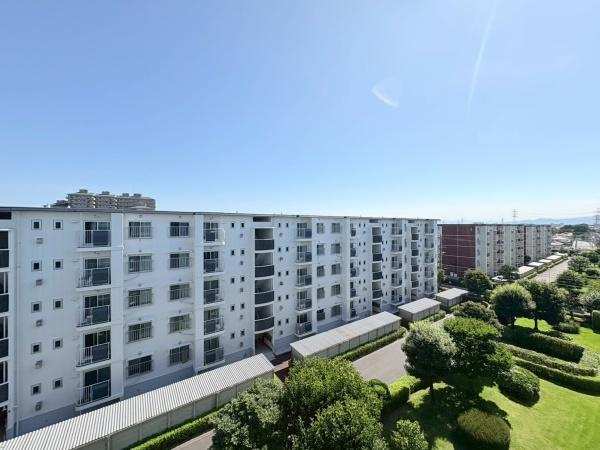 グリーンハイムいずみ野２２号棟のその他|青空が広がる開放的な現地からの眺望です。周辺には緑が多く建物の並びも整っています。日当たりのよい環境が特徴的です。遠くまで見渡せる景色をお楽しみいただけます。