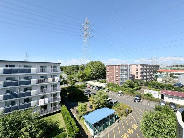 グリーンハイムいずみ野２２号棟のその他|マンション上階からの現地からの眺望です。周囲にはマンションや住宅が広がり見晴らしの良い開放感があります。敷地内には緑が多く日当たりも良好です。空が広く感じられる景色が広がっています。
