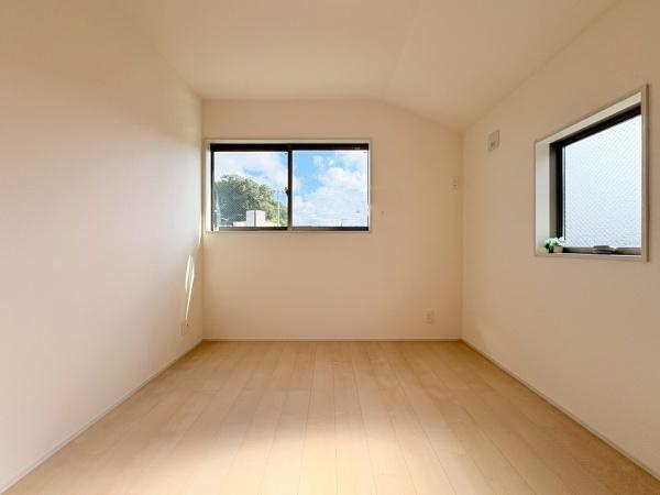 大和市福田の新築一戸建の洋室|シンプルなデザインの洋室です。床は木目調で清潔感があります。収納スペースも備えています。壁や天井も白を基調としており落ち着いた雰囲気です。