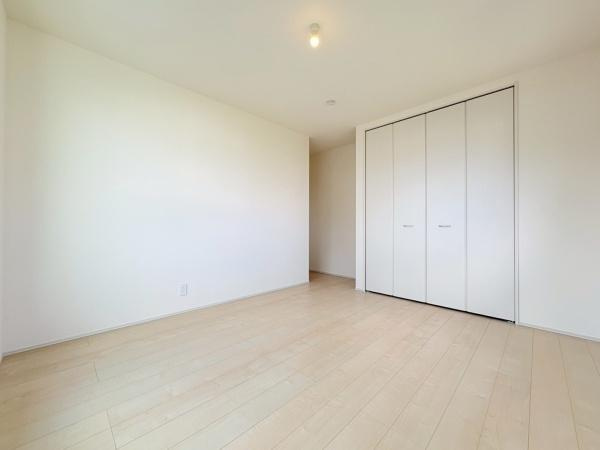 大和市福田の新築一戸建の洋室|バルコニーに面し他大きな窓から明るい光が差し込む洋室です。ナチュラルなフローリングとアクセントクロスが調和し開放感のある空間になっています。収納スペースもしっかり確保されています。