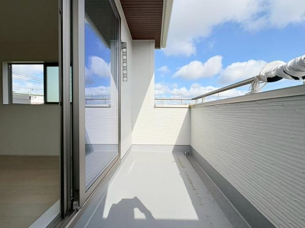 大和市福田の新築一戸建のバルコニー|バルコニーは直線的な形状ですっきりとした印象です。窓が隣接しているため室内へも自然光が入りやすくなっています。