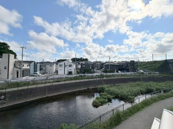 大和市福田の新築一戸建のその他|現地からの眺望は開放感のある住宅街の風景が広がっています。前方に遮るものが少なく空の広がりを感じることができます。周囲には住宅が並び穏やかな景色が望めます。天気の良い日には青空が印象的です。