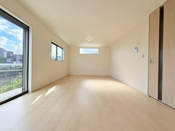 大和市福田の新築一戸建の居間・リビング|リビングダイニングには広々とした空間が広がっており大きな窓から自然光がたっぷり入ります。キッチンと一体になったレイアウトも魅力的です。