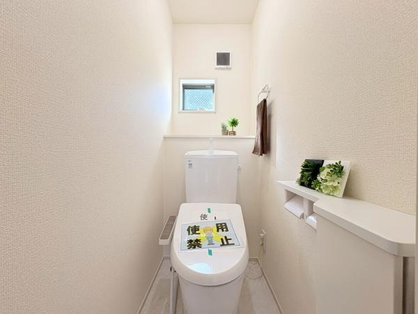 大和市福田の新築一戸建のトイレ|１階と2階にトイレがあります。多機能パネル付。