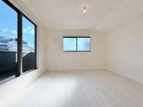 大和市福田の新築一戸建の洋室|南側に面したバルコニーから布団なども干しやすい洋室です。寝室にいかがでしょうか。