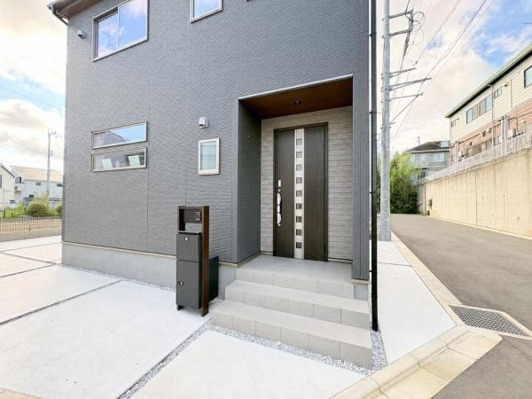 大和市福田の新築一戸建の玄関|外から見た玄関です。