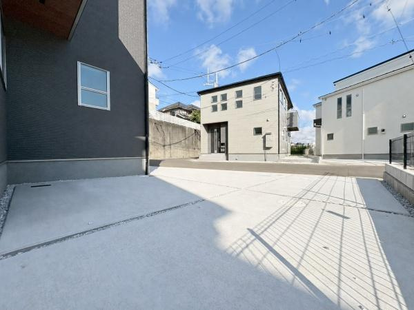 大和市福田の新築一戸建の駐車場|駐車場有。大型バイクや自転車も余裕で置けるスペースがあります。