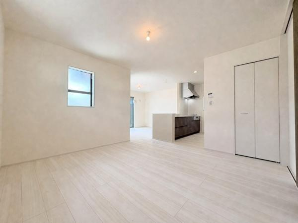 大和市福田の新築一戸建の居間・リビング|リビングダイニングには広々とした空間が広がっており大きな窓から自然光がたっぷり入ります。キッチンと一体になったレイアウトも魅力的です。