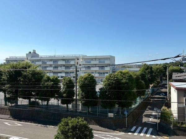 グリーンハイムいずみ野１６号棟のその他|キッチン横サブバルコニーから見える眺望。
