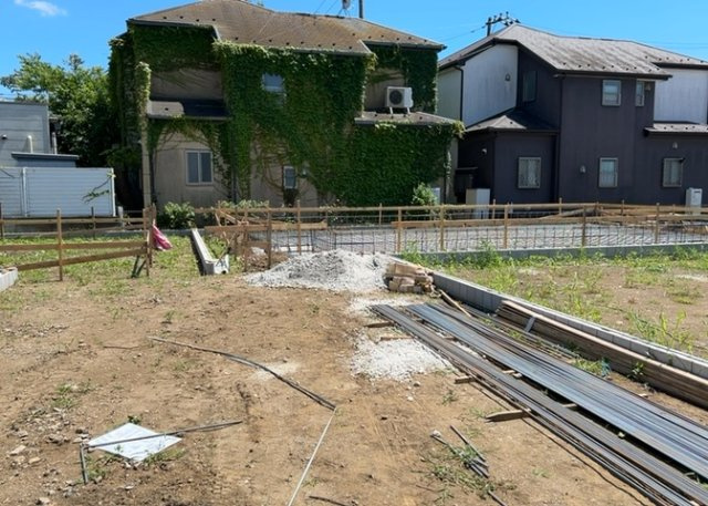 【外観】 | 現在は更地となっています。現地をご見学に行く際は、道路の幅や周辺の交通量、施設などをご確認頂くことをおすすめします！ある程度イメージをつけたいという場合は、同売主の施工事例や完成パースもお見せします。