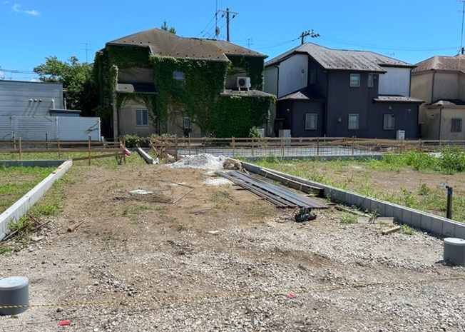 【前面道路含む現地写真】 | 住宅用の土地では前面道路に2m以上接していなければならないと法律で定められています。しかし、お持ちの車のサイズやライフスタイルなどにより、2mでは利便が悪い場合もございますので、事前に確認しましょう。