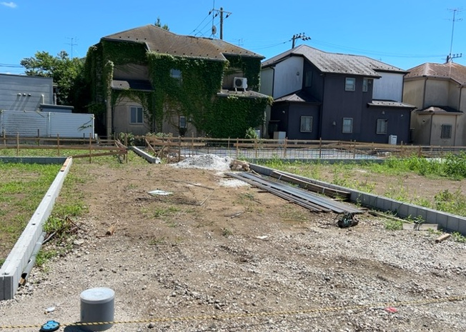 【前面道路含む現地写真】 | お持ちの車種によっては前面道路が広い方が便利でしょう。しかし、前面道路が広ければその分交通量が多くなるため、騒音などが気になる場合があります。実際に現地を見学し、周辺交通量や騒音などを確認しましょう！