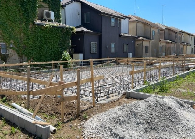 【庭】 | 庭があることでガーデニングや家庭菜園はもちろん、こどもの遊び場やペットを放して遊ぶことができます。また、家の周囲に余裕があるということです。隣地との間があれば、十分な日当たりと、風通しが確保できます。