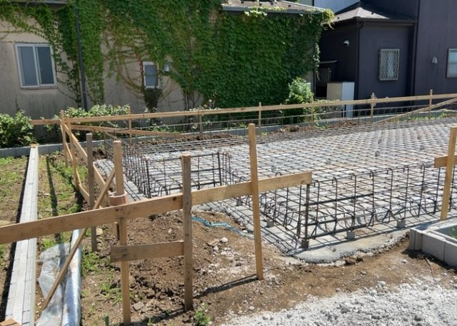 【玄関】 | 玄関は家の顔でもあり、家族以外の目にも止まる場所です。玄関は外との間を仕切る扉、靴などをしまっておく収納スペース、靴脱ぎのたたきスペース、来客とのやり取りをするドアホンなど複数のアイテムからなります。