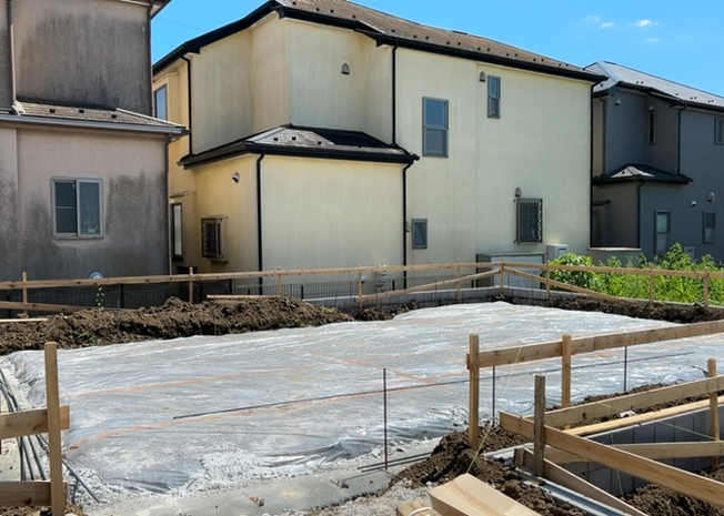 【バルコニー】 | バルコニーは、室外の専用スペースのうち、「屋根がなく開放された空間」であるものを指します。ベランダより広いタイプのものが多く、日当たりもよいため家庭菜園などを楽しみたい人にとって適した環境となります。