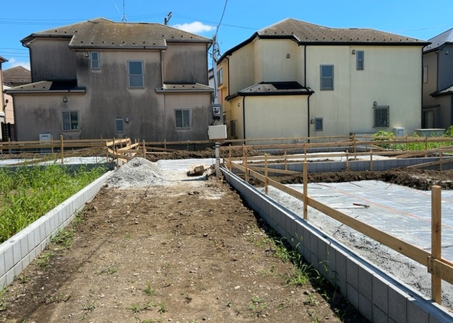 【外観】 | 現地に行くなら、物件の周囲の地形がどうなっているかを見ることも大切です。周辺より低くなっている土地では、大雨などで水が集まりやすいため、地盤が弱くなっているということも考えられるため、注意が必要です。
