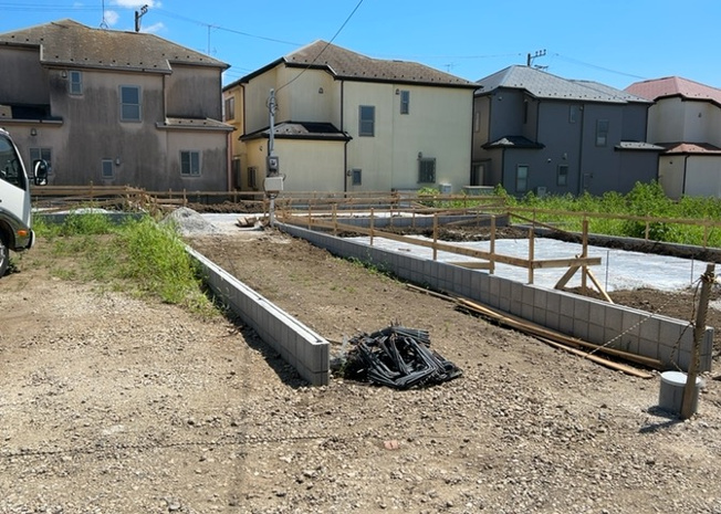 【前面道路含む現地写真】 | 道幅が狭い場所は比較的土地の値段が低いことが多く、また交通量が少ないため騒音が少なく静かな環境で過ごせます。また、小さいお子様がいるご家庭も安心です。一方で車の駐車が難しいというデメリットもあります。
