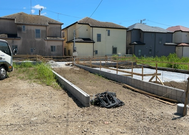 【前面道路含む現地写真】 | 道幅が広い場所は日当たりや風通が良好です。幅が広いのですれ違いも可能ですし大きな車でも駐車可能！一方で、大型車が通ることも多くなるため交通量の増加により騒音に繋がります。また土地の値段が高くなります。