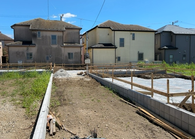 【外観】 | 現在は更地となっています。現地をご見学に行く際は、道路の幅や周辺の交通量、施設などをご確認頂くことをおすすめします！ある程度イメージをつけたいという場合は、同売主の施工事例や完成パースもお見せします。